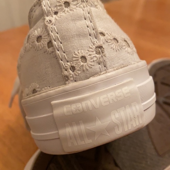 Converse All Star off white/ white lace like design sneakers nice, size 8, - Picture 12 of 16